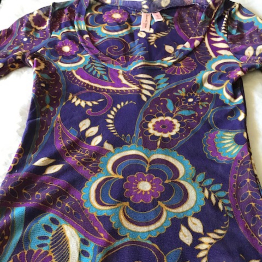 Sweet Pea Women's Low Scoop Neck Short Sleeve Purple Print Mesh Top. Size Small.